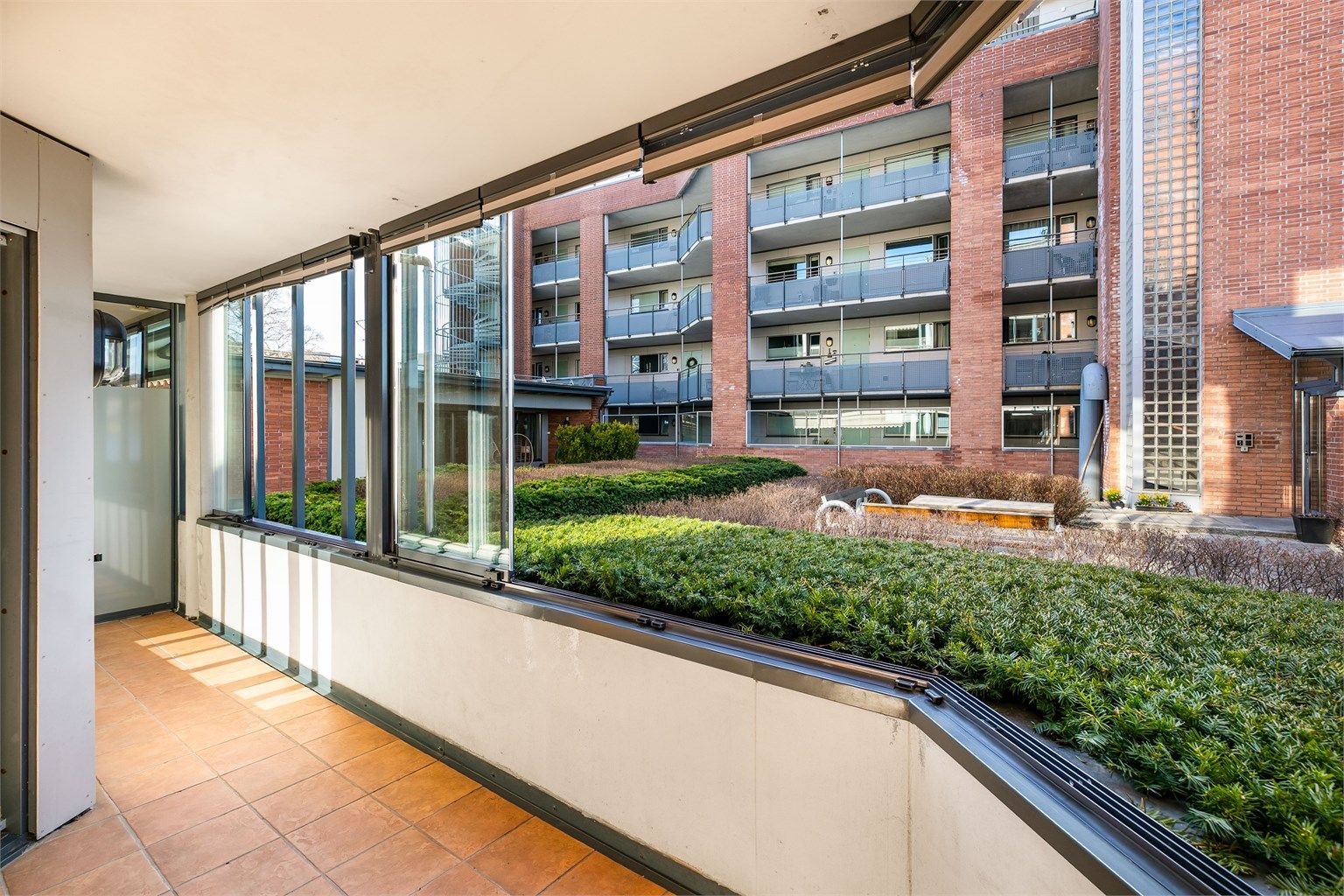 Glassene er festet til skinner og kan enkelt trekkes til side for et mer luftig uterom.