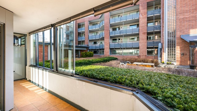 Glassene er festet til skinner og kan enkelt trekkes til side for et mer luftig uterom.