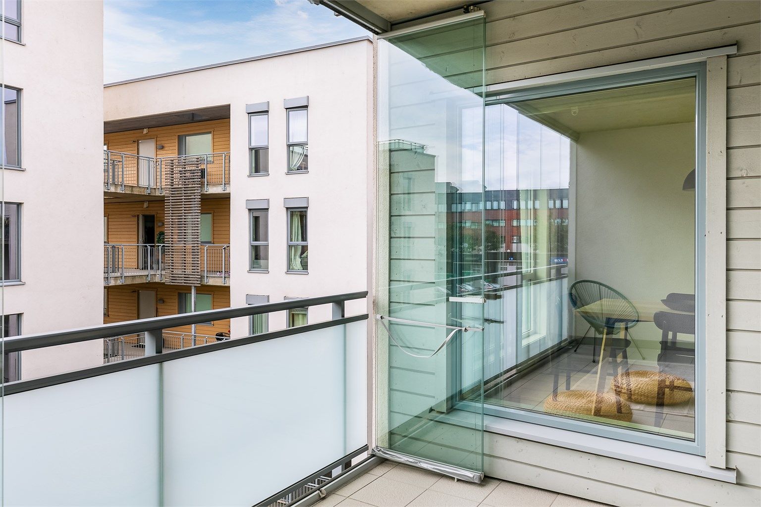 Skjermende glass som enkelt trekkes frem og tilbake utvider verandaens bruksmuligheter betydelig.
