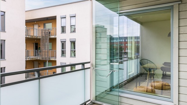 Skjermende glass som enkelt trekkes frem og tilbake utvider verandaens bruksmuligheter betydelig.