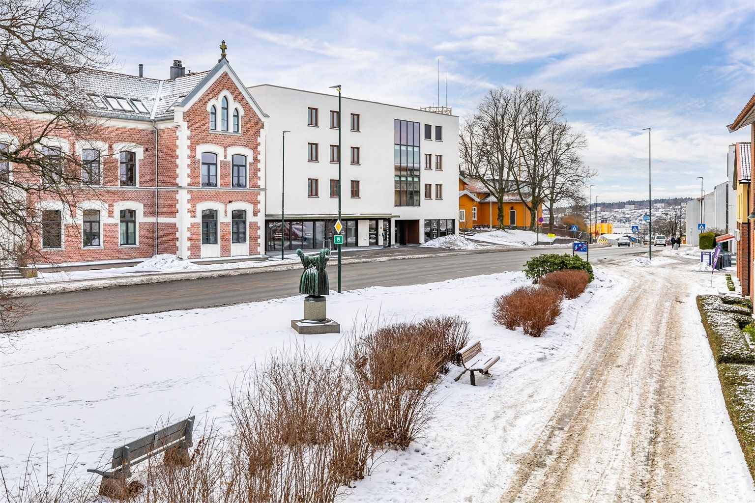 Hovedinngangen er mot Vogts gate og har calling-anlegg som betjenes fra leiligheten. Heis i bygget gir enkel adkomst.