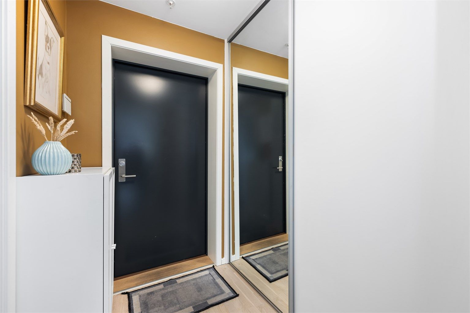 Entrè med skyvedørsgarderobe