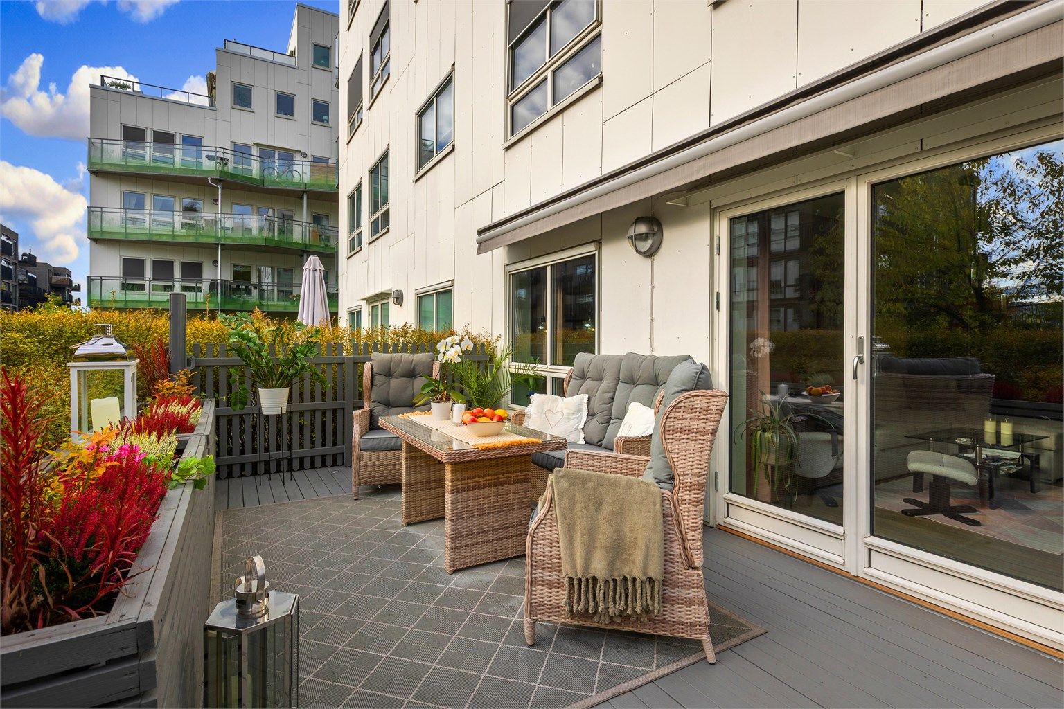 Leiligheten har en sydøstvendt terrasse på hele 41 m², som fungerer som en forlengelse av stuen. Foto: Zovenfra AS