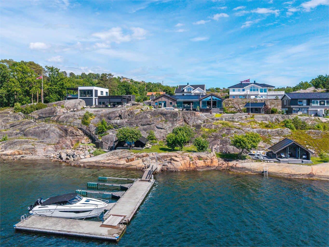 Fra boligen er det få skritt ned  til sjøen, med  både brygge og to båtplasser (felles med naboen), som gir tilgang til et av Norges mest attraktive skjærgårdsområder.