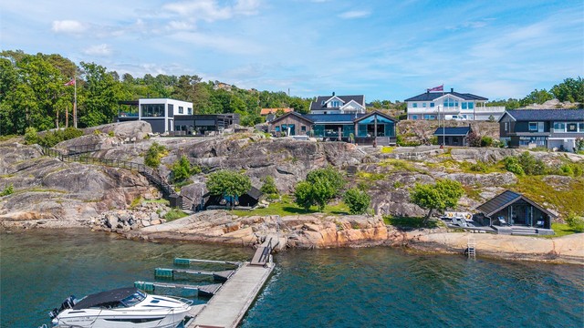 Fra boligen er det få skritt ned til sjøen, med både brygge og to båtplasser (felles med naboen), som gir tilgang til et av Norges mest attraktive skjærgårdsområder.