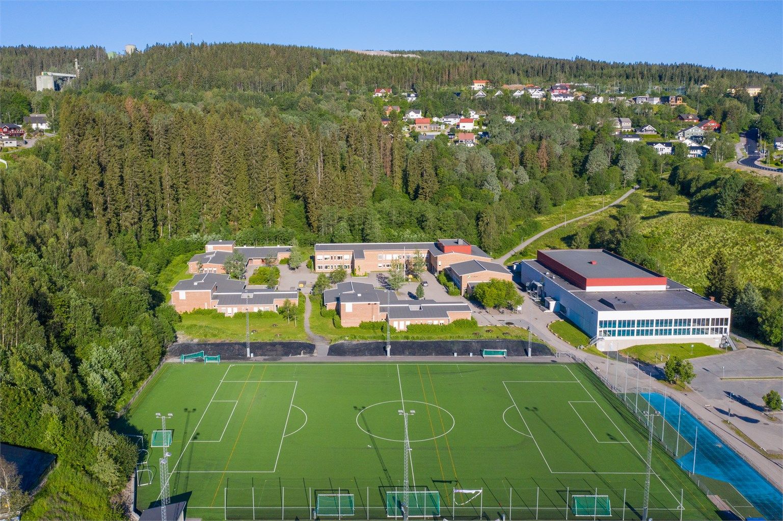 Li skole (8-10 kl.) ligger kun 1,4 km unna.