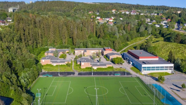 Li skole (8-10 kl.) ligger kun 1,4 km unna.