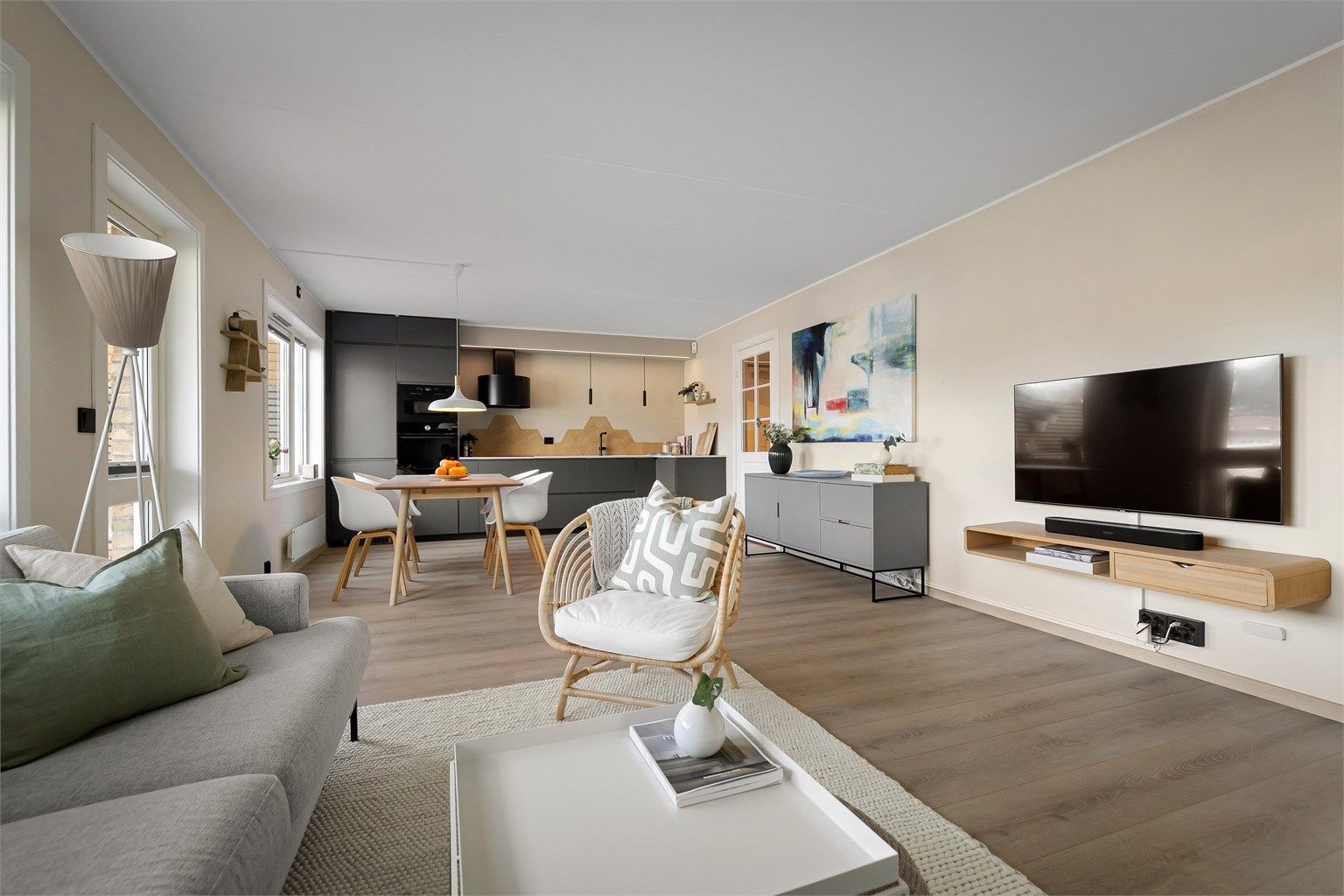 Lekker, enstavs laminat på gulv med varmefolie under 