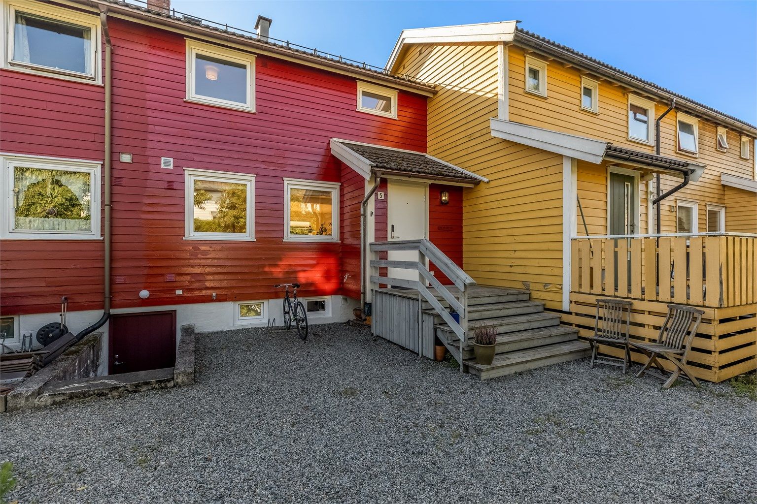 Eiendommen ligger i et rolig og hyggelig bomiljø, med kort gangavstand til bl.a skoler, barnehager, senteret, buss, marka og badestrender. 