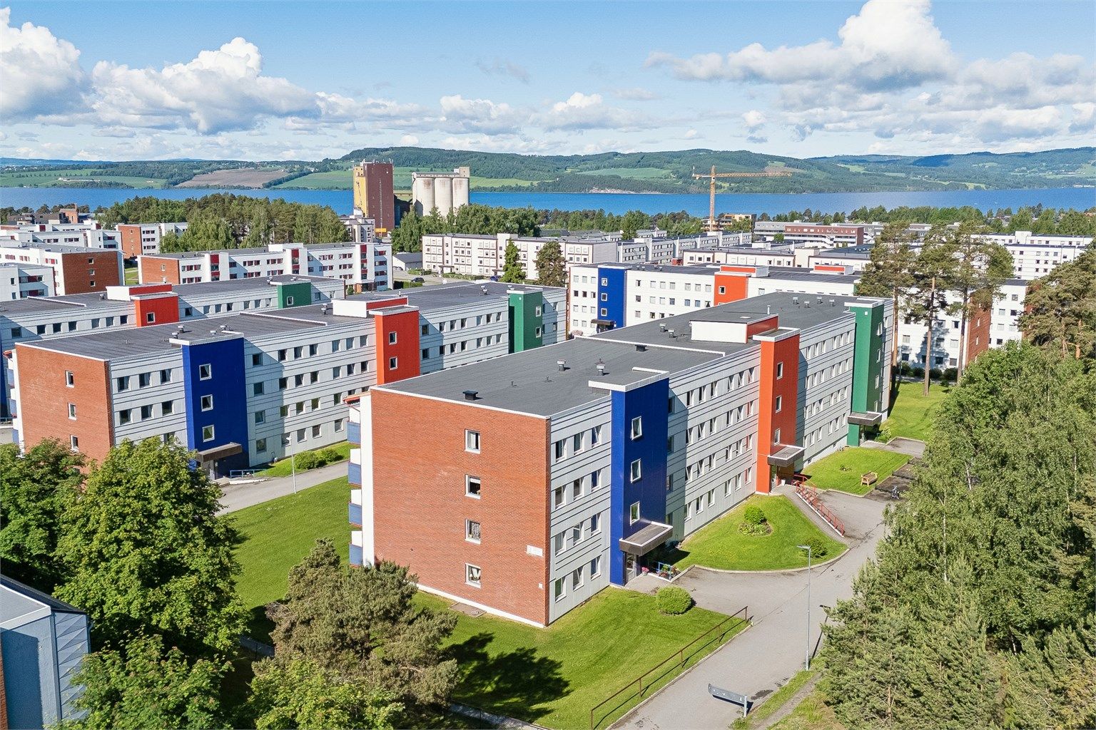Det er gangavstand til matbutikker, barnehager, skoler og kjøpesenter, samt kun ca. ca. 2,5 km til bysentrum.