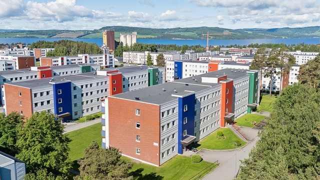 Det er gangavstand til matbutikker, barnehager, skoler og kjøpesenter, samt kun ca. ca. 2,5 km til bysentrum.