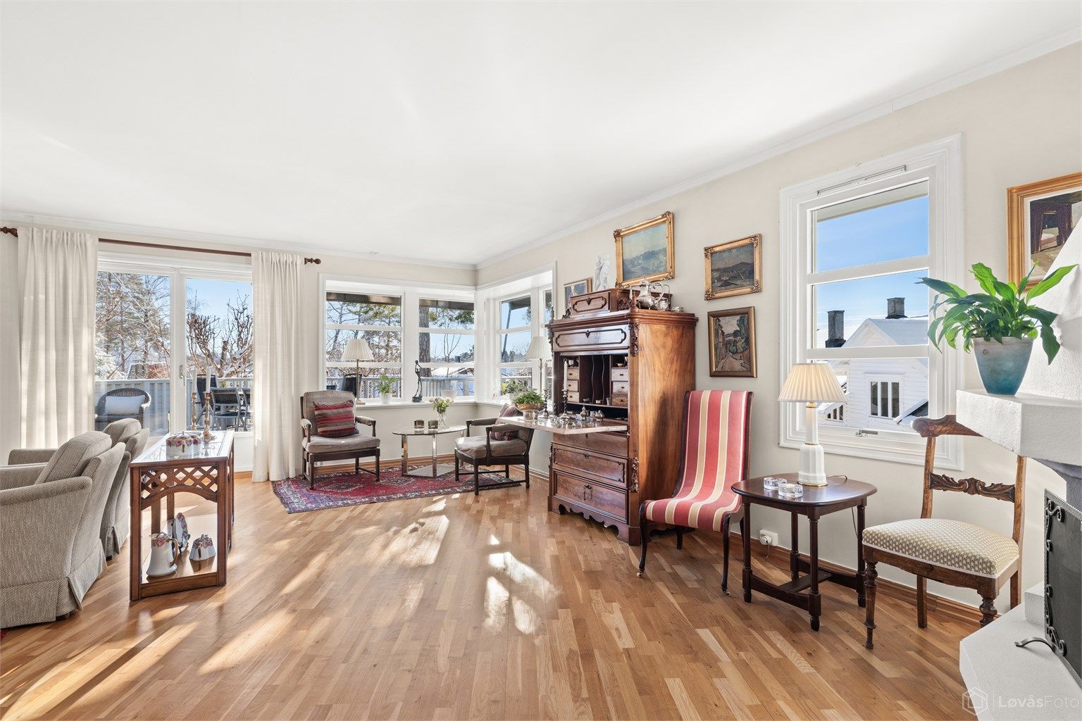 Fra stuen er det utgang til solrik terrasse på 32 kvm