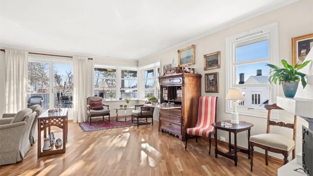 Fra stuen er det utgang til solrik terrasse på 32 kvm