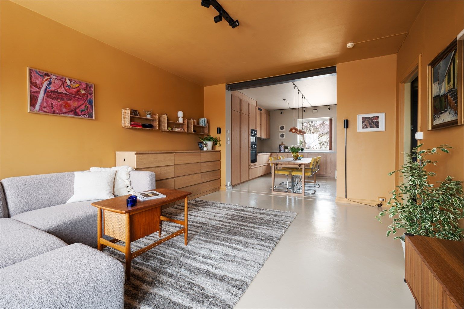 Den åpne løsningen mellom stue og kjøkken skaper et stort og luftig allrom.