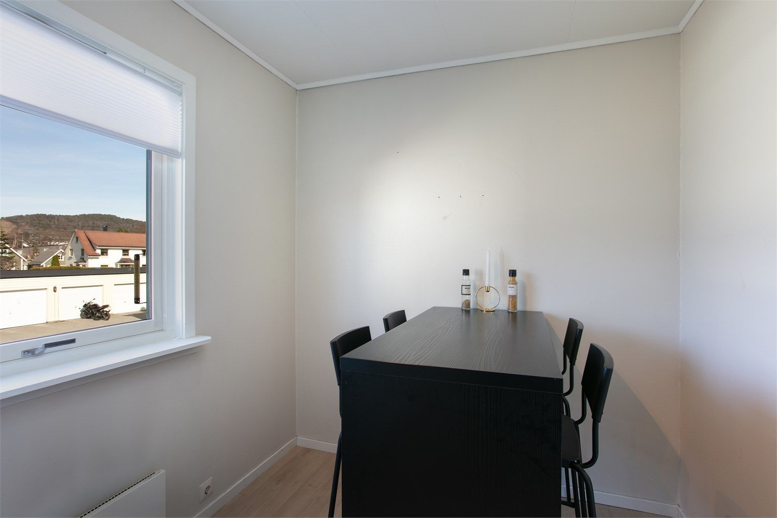 Den separate spiseplassen gir rom for et større spisebord.