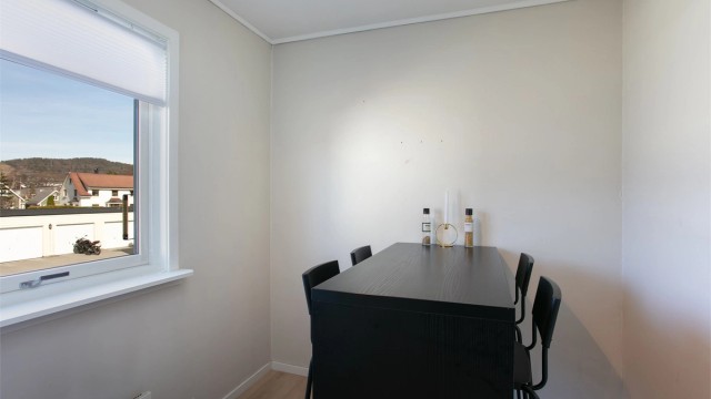 Den separate spiseplassen gir rom for et større spisebord.