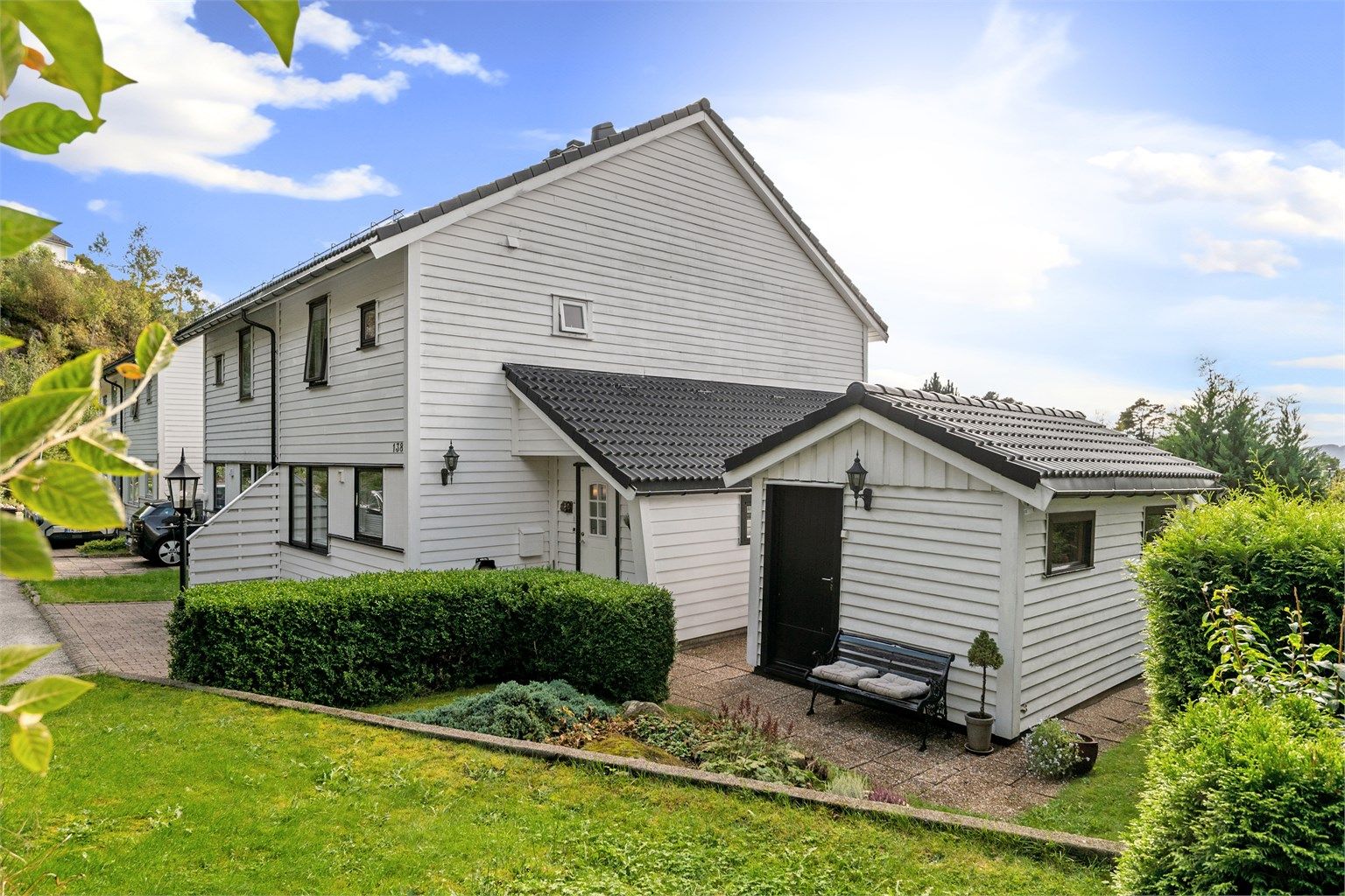 Familiebolig med perfekt beliggenhet – i enden av blindvei uten gjennomgangstrafikk. Parkeringsmuligheter på egen tomt samt man disponerer en plass i felles garasjeanlegg