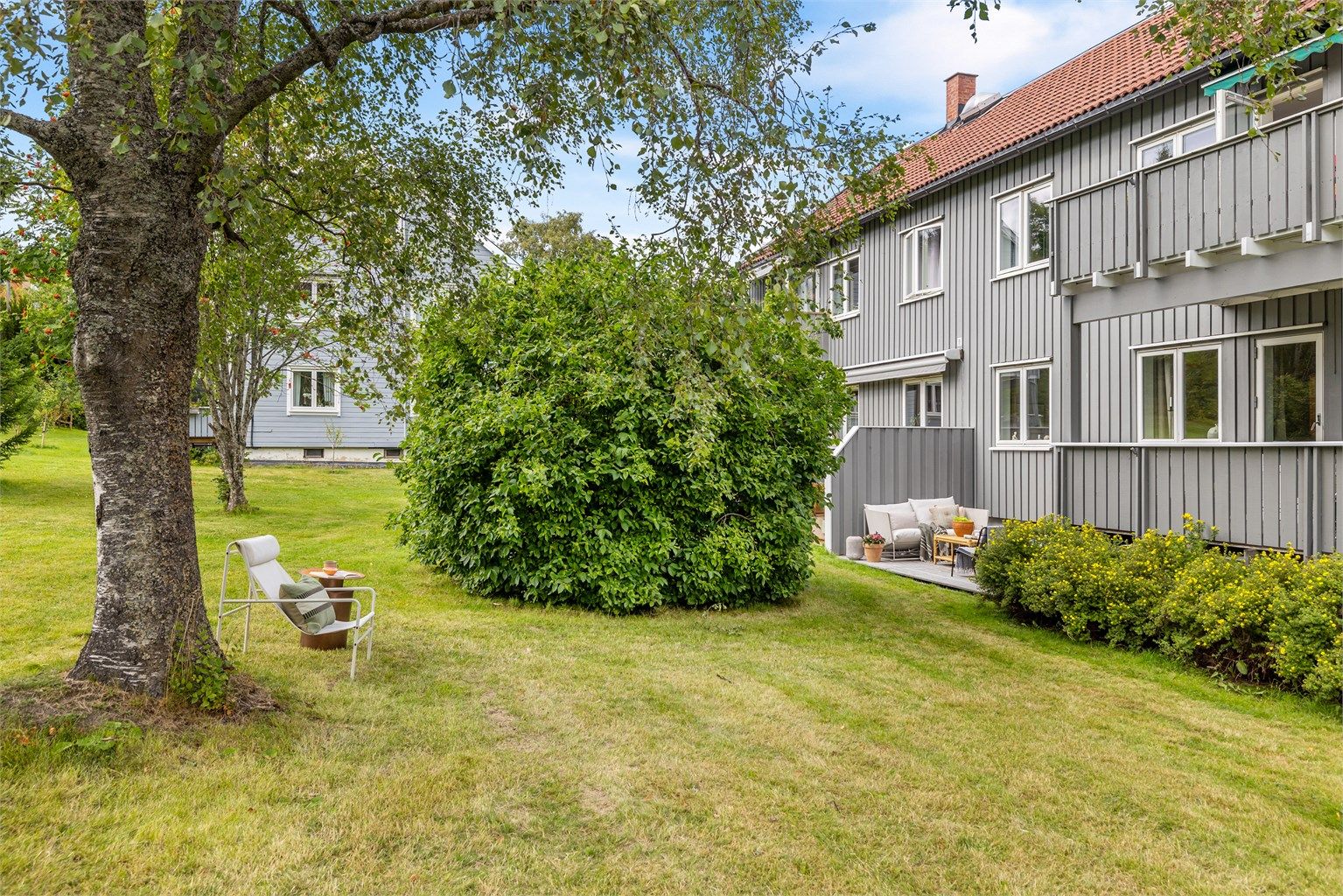 Boligen ligger i 1.etg/kjeller og har direkte utgang til solrik terrasse/platting på til sammen 23 kvm og felles hage