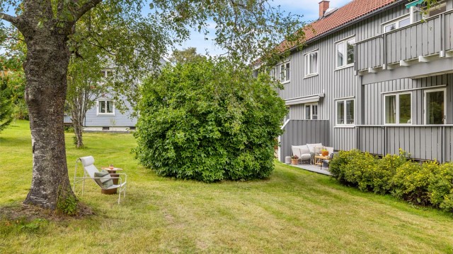 Boligen ligger i 1.etg/kjeller og har direkte utgang til solrik terrasse/platting på til sammen 23 kvm og felles hage