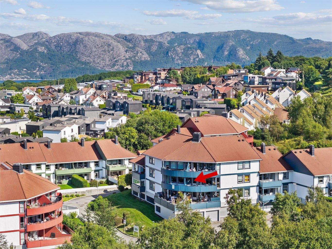 Markaholen 2, leil. H205. En innholdsrik og velholdt leilighet med blant annet 3 soverom, separat gjeste wc, vaskerom, stor stue med utsikt og balkong med ettermiddag / kveldssol.
Krogsveen Sandnes ved Tom Christer Hovde ønsker velkommen
Foto: Nordbø Foto