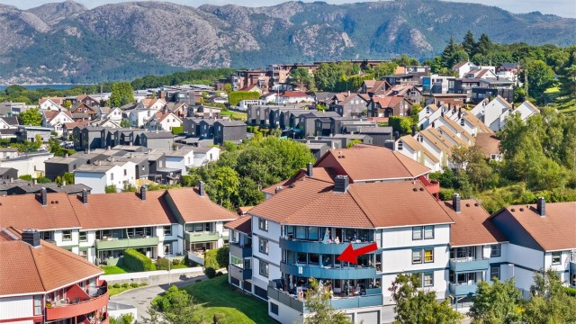 Markaholen 2, leil. H205. En innholdsrik og velholdt leilighet med blant annet 3 soverom, separat gjeste wc, vaskerom, stor stue med utsikt og balkong med ettermiddag / kveldssol.
Krogsveen Sandnes ved Tom Christer Hovde ønsker velkommen
Foto: Nordbø Foto