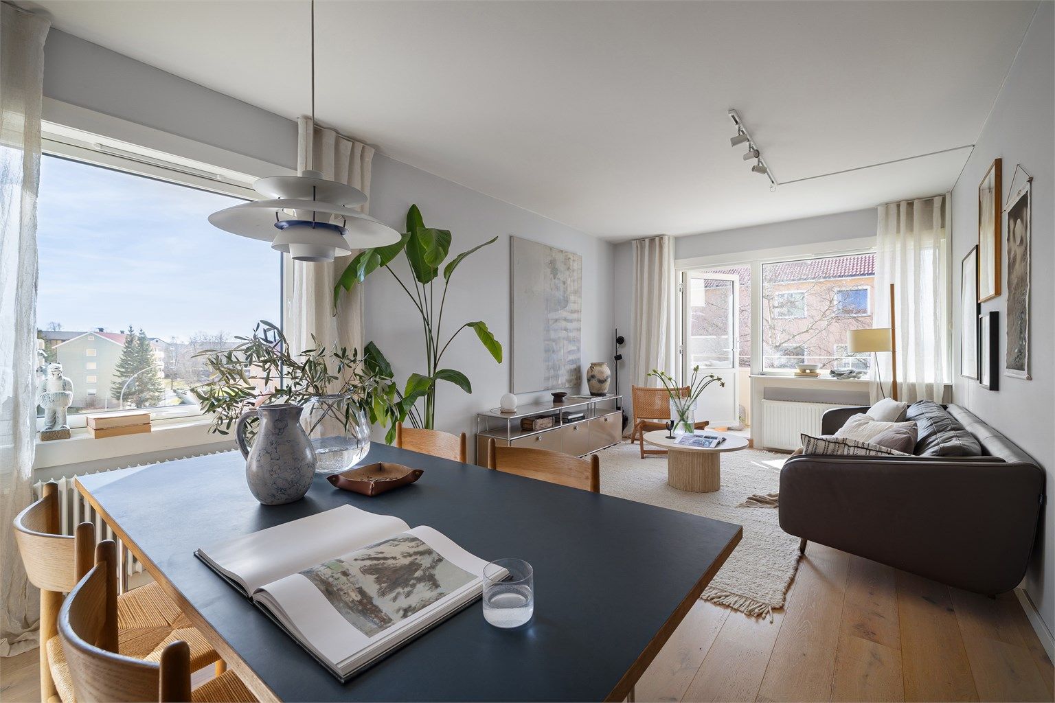 Tiltalende og moderne stue med en lun og luftig romfølelse