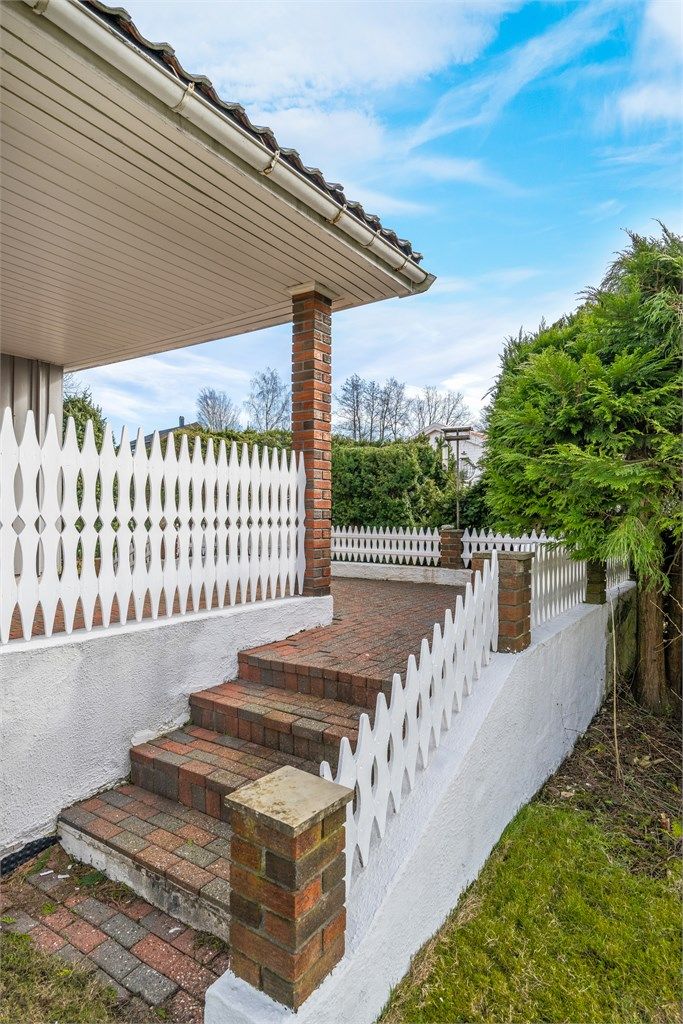 Trapper og gangveier er belagt med belegningsstein.