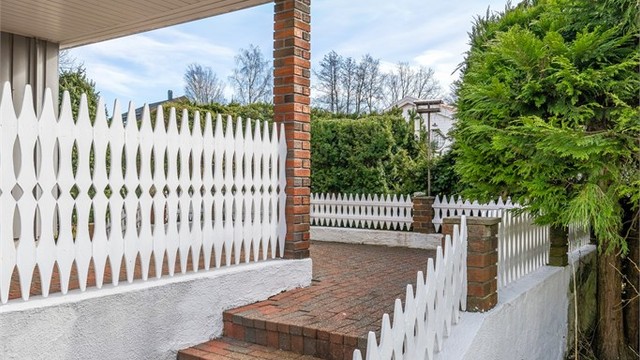 Trapper og gangveier er belagt med belegningsstein.