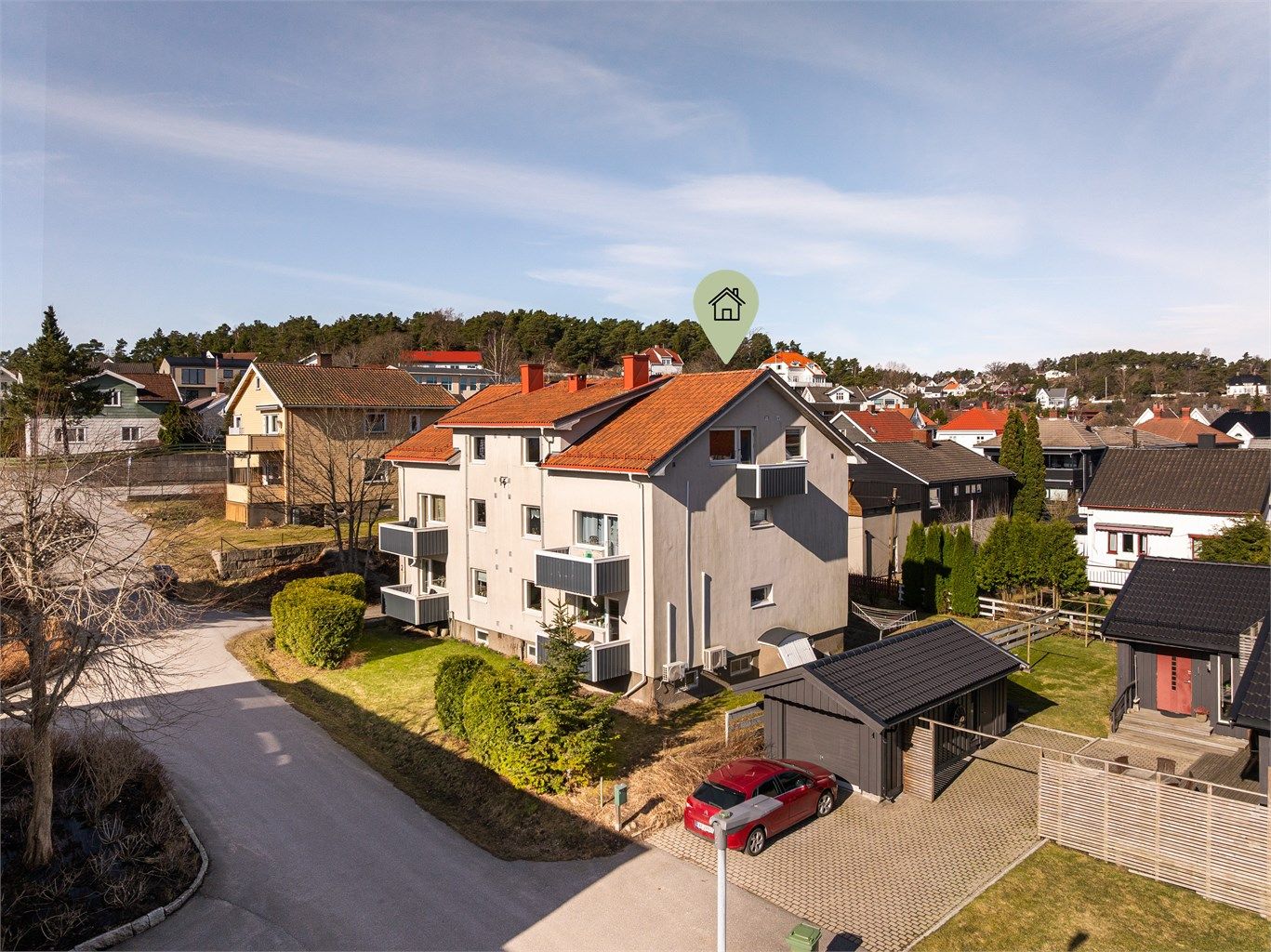 Sagmesterveien 2 presenteres av Karl Robert Hansen i Krogsveen. Leiligheten inngår i loftsetasjens østre side. Fotograf; Kristoffer Kristiansen. 