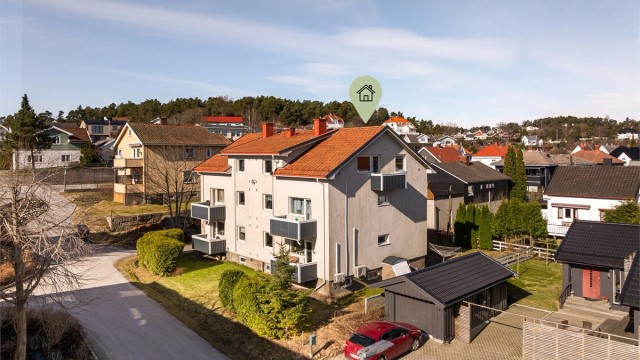 Sagmesterveien 2 presenteres av Karl Robert Hansen i Krogsveen. Leiligheten inngår i loftsetasjens østre side. Fotograf; Kristoffer Kristiansen.