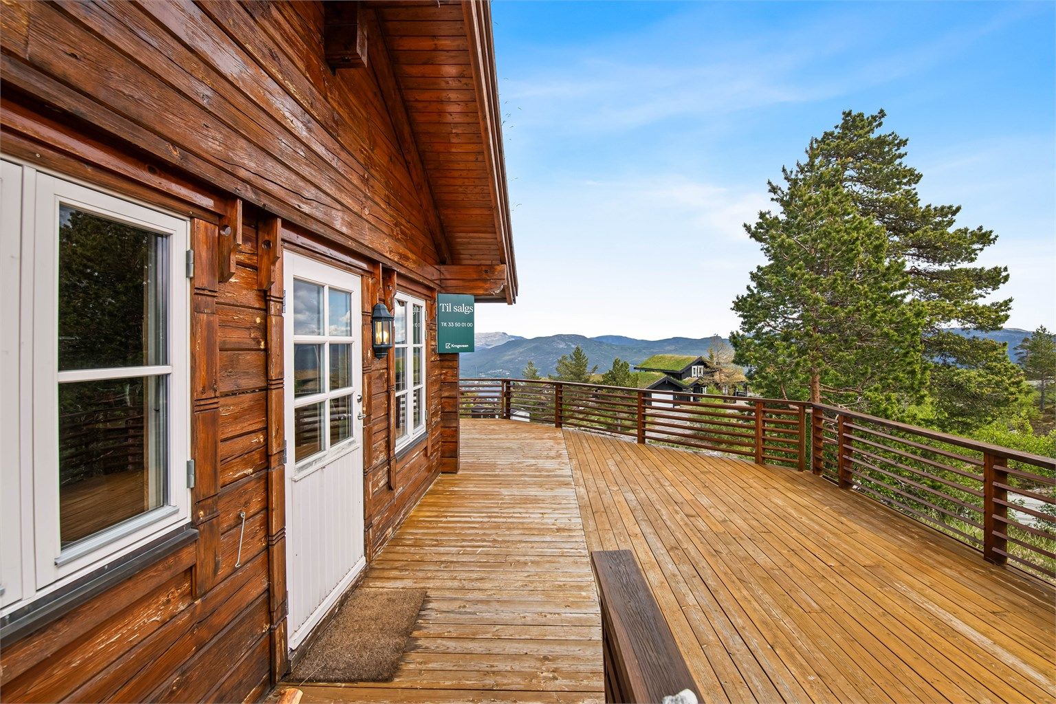 Fra kjøkken/stue har man utgang til stor terrasse med utsikt og sol