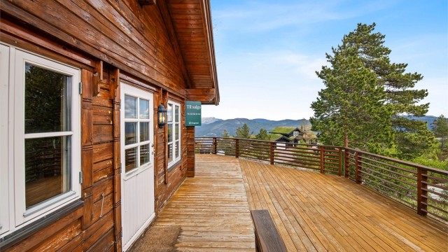 Fra kjøkken/stue har man utgang til stor terrasse med utsikt og sol