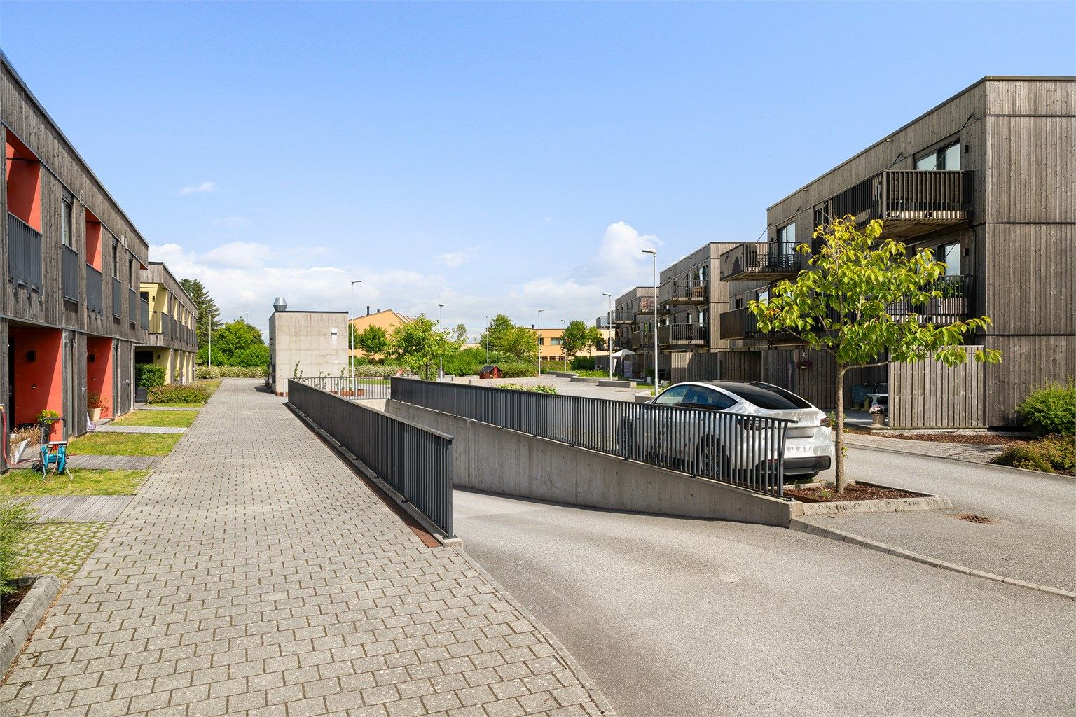 Nedkjørsel til garasjeanlegget. Nedkomst til garasje også via heis. 