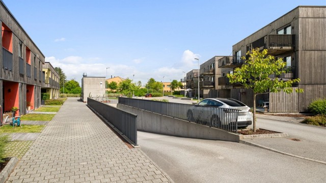 Nedkjørsel til garasjeanlegget. Nedkomst til garasje også via heis.