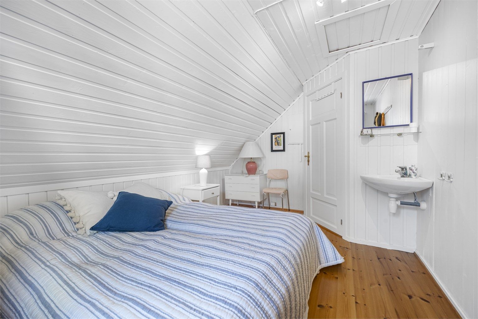 To av soverommene på loftet har en praktisk servant.