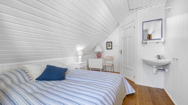 To av soverommene på loftet har en praktisk servant.