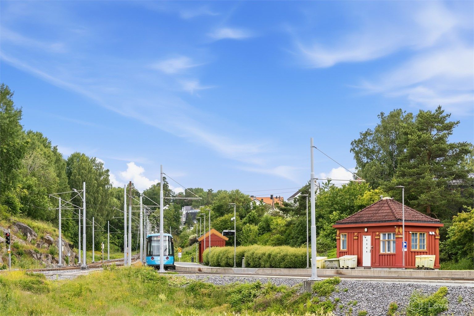 Det er et godt kollektivtilbud i område, men kun noen få minutter å gå til Ljabru trikkestasjon med linje 13 og 19 som tar deg enkelt ned til sentrum. Det er også bussholdeplass ved trikkestasjonen. Gangavstand også til Nordstrand togstasjon