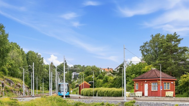 Det er et godt kollektivtilbud i område, men kun noen få minutter å gå til Ljabru trikkestasjon med linje 13 og 19 som tar deg enkelt ned til sentrum. Det er også bussholdeplass ved trikkestasjonen. Gangavstand også til Nordstrand togstasjon