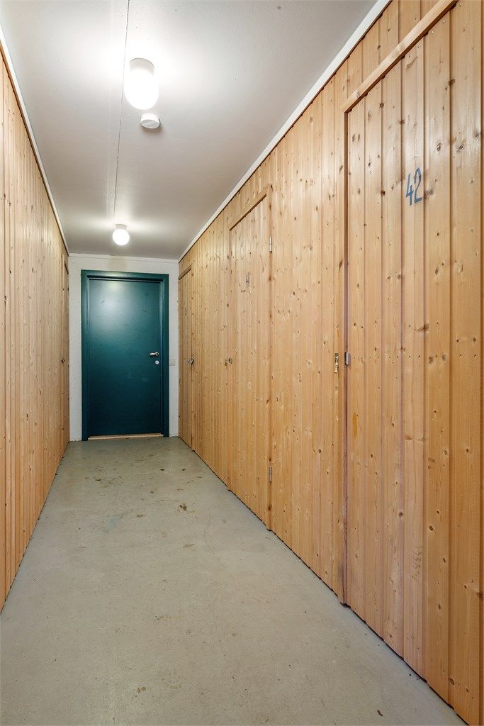 Leiligheten disponerer to romslige boder på 5 m² hver, plassert i byggets 1. etasje.