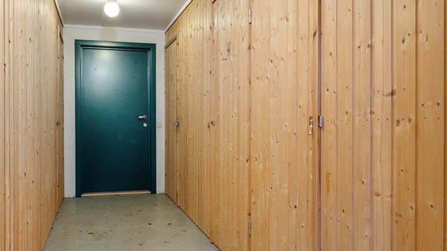 Leiligheten disponerer to romslige boder på 5 m² hver, plassert i byggets 1. etasje.