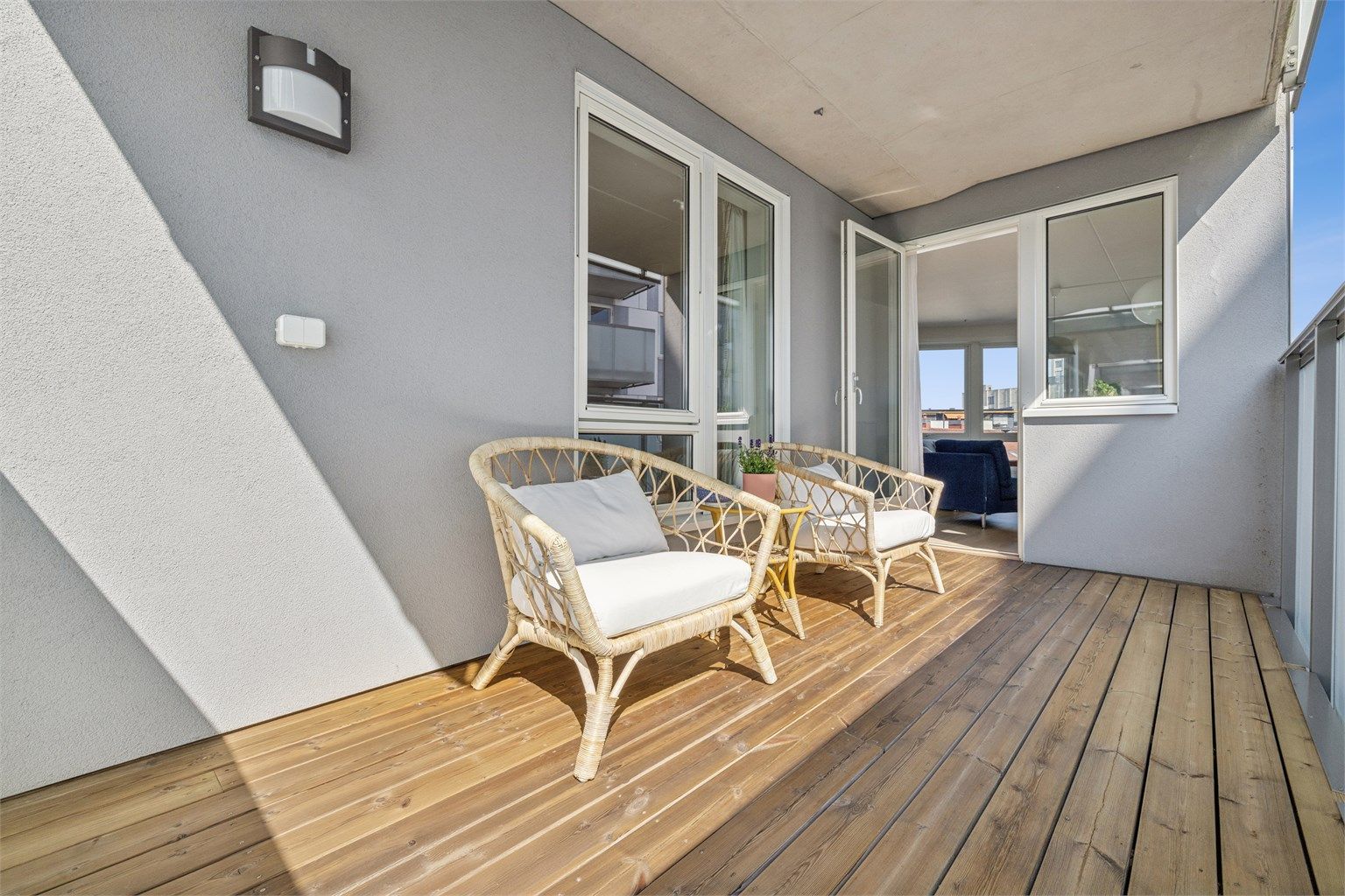 Balkongen har impregnerte terrassebord og rekkverk i stål med glassfelt.