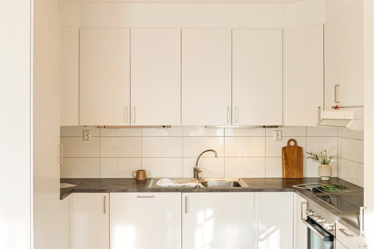 Flislagt vegg mellom overskap og benkeplate