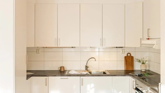 Flislagt vegg mellom overskap og benkeplate