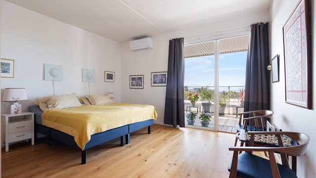 Hovedsoverommet er av den generøse størrelsen med god plass til dobbeltseng med tilhørende nattbord.