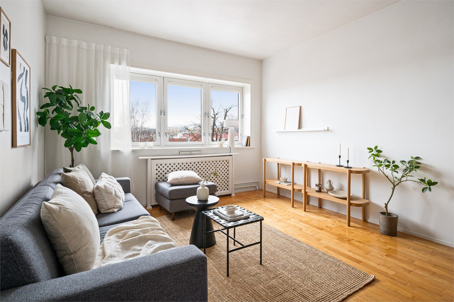 Denne boligen har en stor og lys stue, med herlige solforhold og fin utsikt over byens tak.