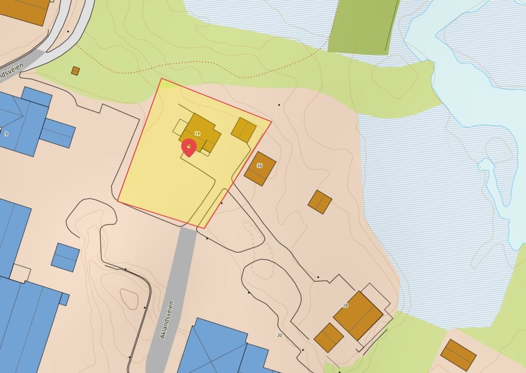 Eiendommen har en sentral beliggenhet med gangavstand til skole, barnehage og dagligvarebutikk.