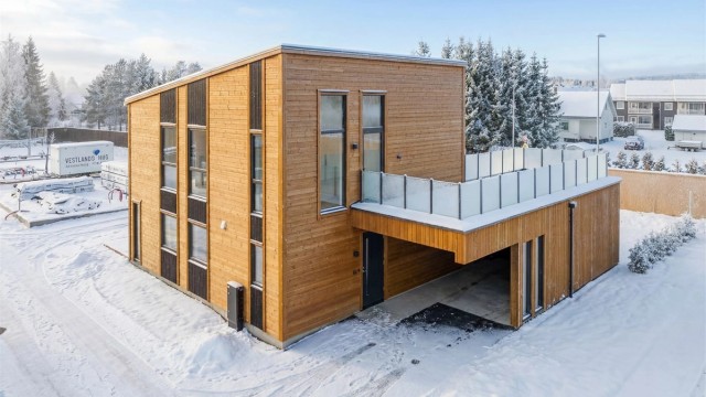 Velkommen til Garmovegen 8D - en moderne enebolig over 2 plan med carport - Foto: Romeriksfotografene (Hege Leren) Digitalt illustrert vinterbilde