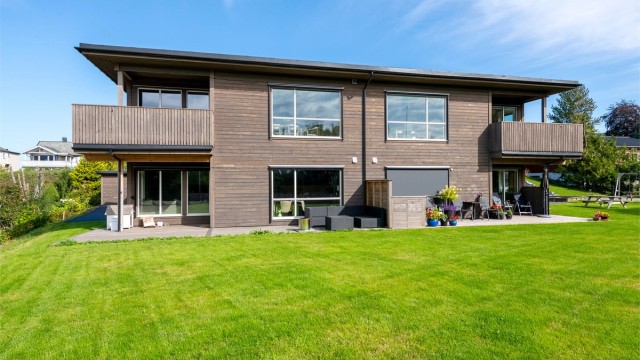 Leilighetsbygg fra 2023 på pent opparbeidet felles tomt med plenareal.
