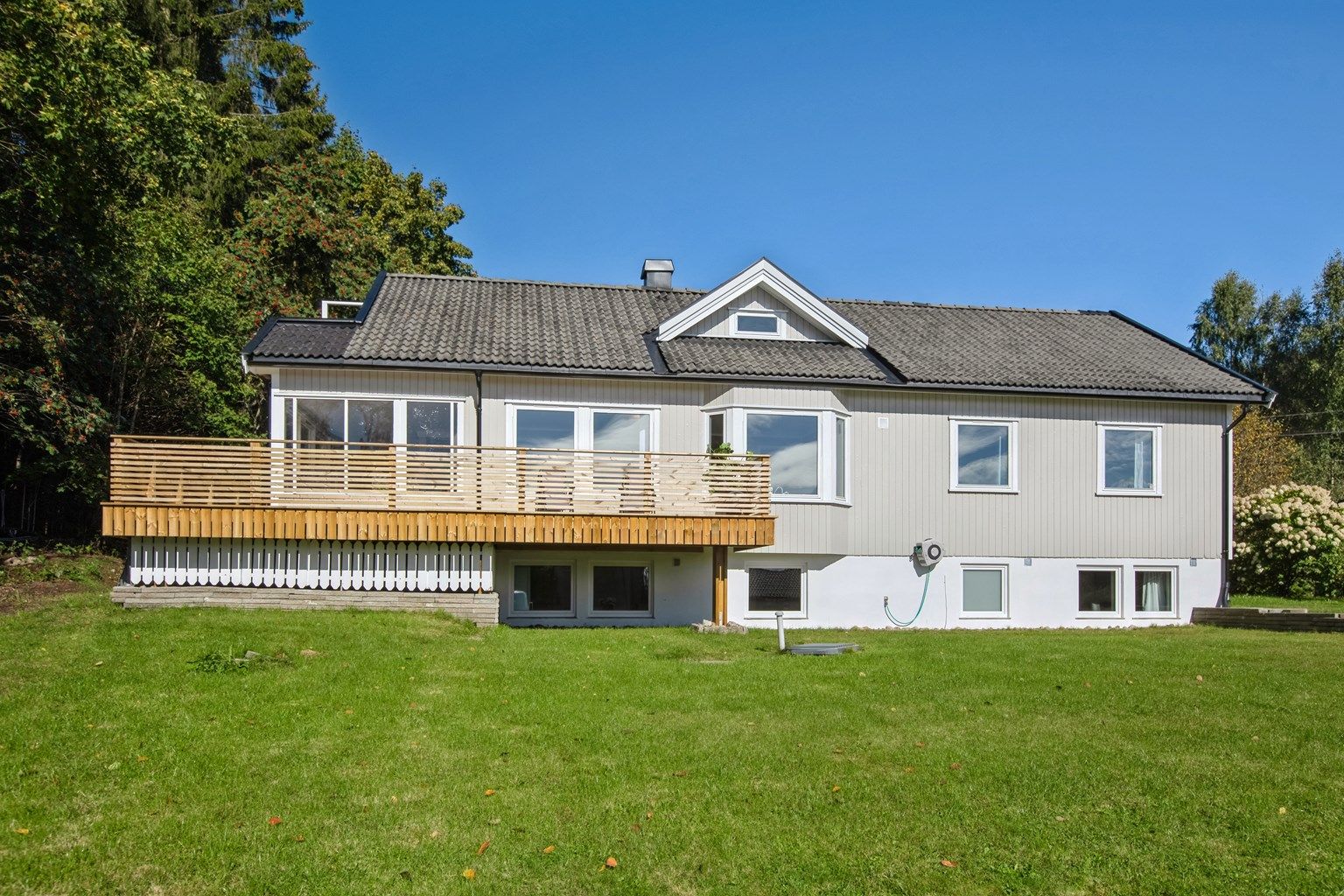 Velkommen til Gamle Hadelandsveg 125! Presenteres av Ender Hajdaraj i Krogsveen. Boligen har en landlig og usjenert beliggenhet.