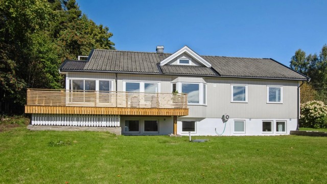 Velkommen til Gamle Hadelandsveg 125! Presenteres av Ender Hajdaraj i Krogsveen. Boligen har en landlig og usjenert beliggenhet.